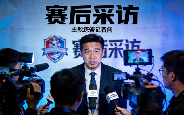 赛后采访视频封面，主教练在采访区接受媒体提问